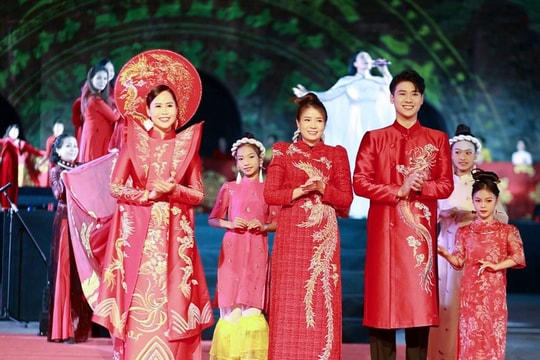 Áo dài rồng phượng tung bay tại Hoàng thành Thăng Long
