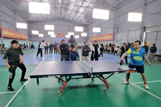 Gần 50 người tham gia Giải bóng bàn, cầu lông công nhân, viên chức huyện Gia Lộc