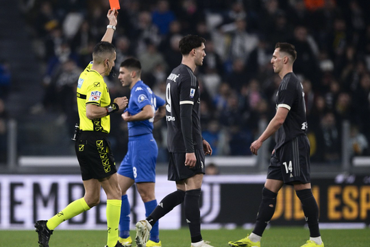 Juventus hòa đội áp chót trong thế thiếu người