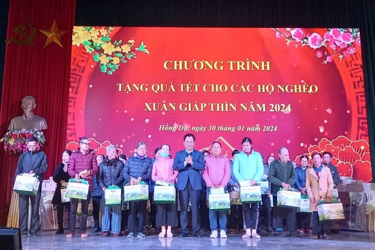 Chủ tịch UBND tỉnh Thái Nguyên Trịnh Việt Hùng về quê xã Hồng Dụ tặng quà Tết cho hộ nghèo