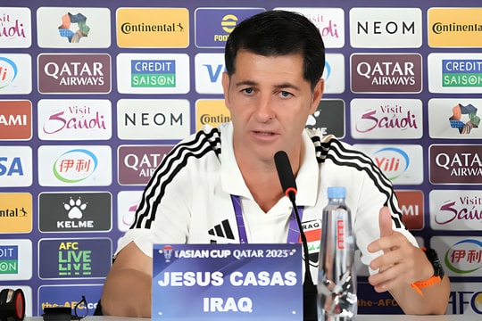 Huấn luyện viên Iraq suýt bị đánh trong phòng họp báo