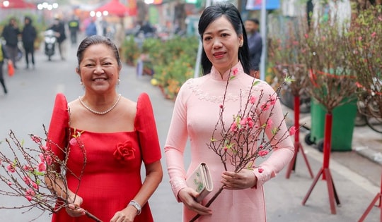 Phu nhân Chủ tịch nước và Phu nhân Tổng thống Philippines đi ngắm chợ hoa Tết lâu đời nhất Hà Nội