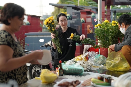 Ý nghĩa của tục lệ tảo mộ ngày cận Tết đối với người Việt