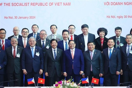 Thủ tướng Phạm Minh Chính cùng Tổng thống Philippines gặp gỡ doanh nghiệp tiêu biểu hai nước