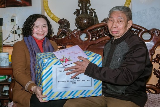 Đồng chí Nguyễn Thị Ngọc Bích tặng quà Tết người có công, người cao tuổi tiêu biểu ở Gia Lộc