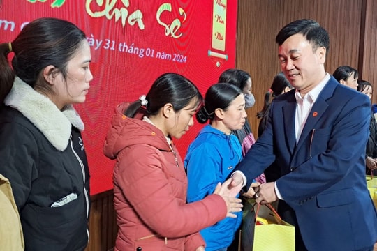 Liên đoàn Lao động huyện Cẩm Giàng tặng quà người lao động khó khăn dịp Tết