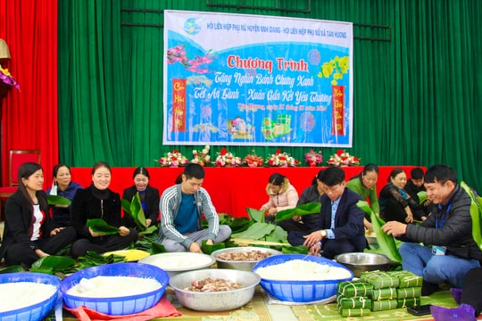 Phụ nữ Tân Hương gói 230 chiếc bánh chưng tặng trẻ em, phụ nữ khó khăn