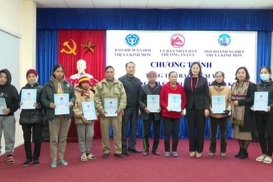 131 người khó khăn ở Kinh Môn được tặng thẻ bảo hiểm y tế