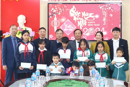 Đồng chí Phó Bí thư Thường trực Tỉnh ủy Hải Dương Lê Văn Hiệu tặng quà trẻ em khó khăn của huyện Tứ Kỳ