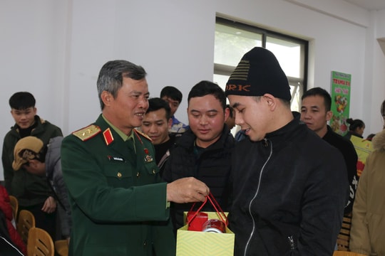 Các đại biểu Quốc hội tặng quà công nhân, lao động khó khăn ở Hải Dương