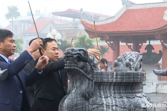 Chí Linh dâng hương tại đình Đọ Xá