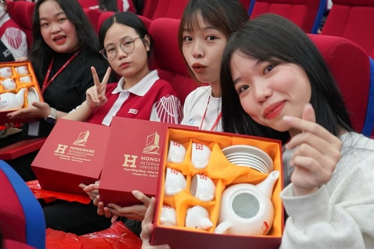 Đại học chi tiền tỷ lì xì cho sinh viên