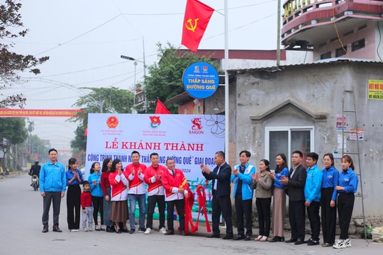 Trung ương Đoàn phối hợp lắp đặt 35 cột đèn sử dụng pin năng lượng mặt trời tại Thanh Hà