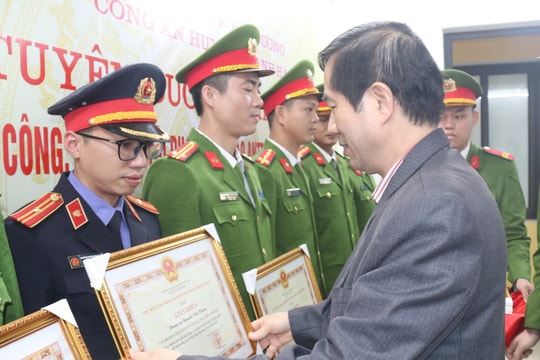 Thanh Hà khen thưởng đột xuất chiến sĩ công an, kiểm sát viên trong thi hành nhiệm vụ