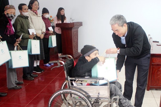 Hội Nhà báo tỉnh Hải Dương trao quà Tết cho người có hoàn cảnh khó khăn