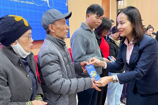 Sacombank Hải Dương tổ chức chương trình "Ấm tình mùa xuân", tặng quà Tết cho người nghèo
