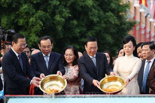Chủ tịch nước cùng kiều bào dâng hương, thả cá tại Bến Nhà Rồng