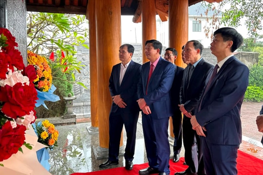 Dâng hương, dâng hoa ở nơi thành lập Đảng bộ tỉnh Hải Dương