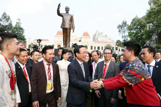 Chủ tịch nước và Phu nhân dự chương trình nghệ thuật "Xuân quê hương 2024"