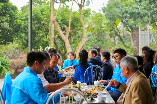 Bữa cơm Tết đoàn viên bên gia đình anh hùng liệt sĩ