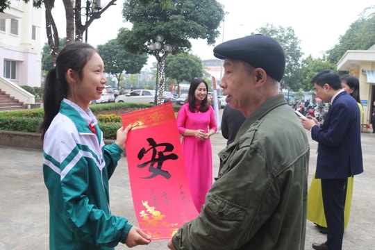 Thư viện tỉnh Hải Dương khai mạc trưng bày báo xuân Giáp Thìn và triển lãm thư pháp Hán Nôm