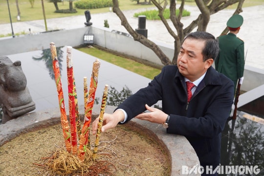 Các đồng chí lãnh đạo tỉnh Hải Dương dâng hương, dâng hoa kỷ niệm 94 năm ngày thành lập Đảng