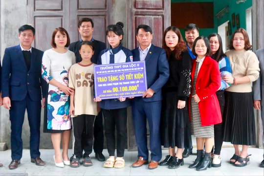 Trường THPT Gia Lộc II trao sổ tiết kiệm hơn 90 triệu đồng cho một học sinh đặc biệt khó khăn