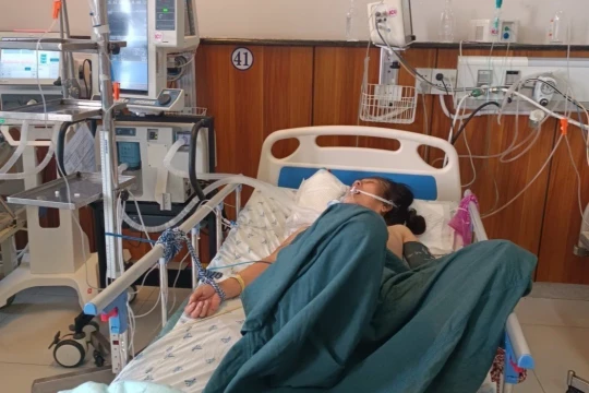 Bé gái 2 tuổi tử vong, 3 người hôn mê trong phòng kín