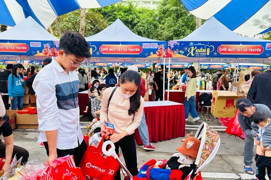 Xuân yêu thương tặng quà cho 2.000 bệnh nhân nhi dịp Tết Nguyên đán