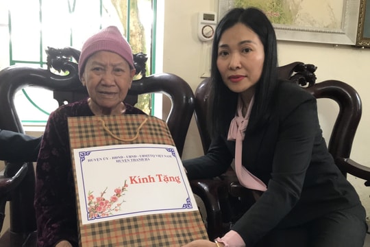Thanh Hà vận động các nguồn để tặng quà Tết cho gia đình khó khăn