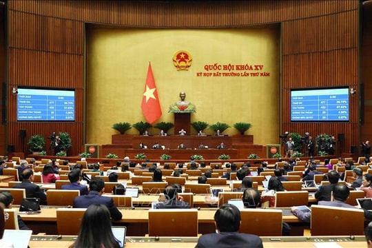 Chủ tịch Quốc hội ký chứng thực Luật Đất đai (sửa đổi) và Luật Các tổ chức tín dụng (sửa đổi)