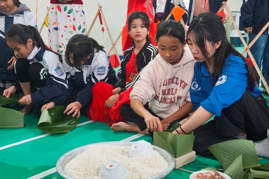 Sinh viên tình nguyện đồng hương Hải Dương tổ chức “Tết sum vầy" tại xã Thạch Lỗi