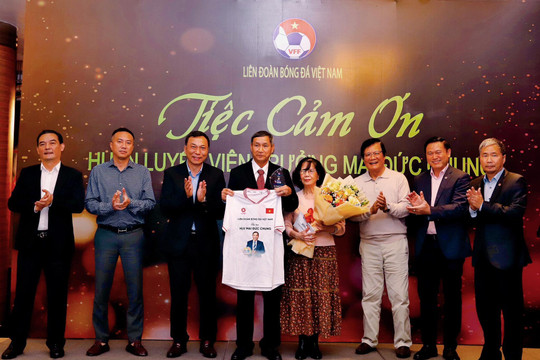 VFF tri ân huấn luyện viên Mai Đức Chung
