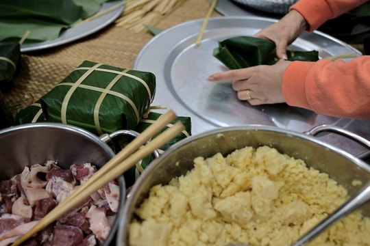 Making Tet chung cakes - Traditional cultural feature of Vietnamese people
