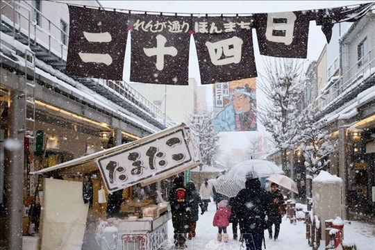 Cảnh báo tuyết rơi dày làm gián đoạn giao thông ở Tokyo