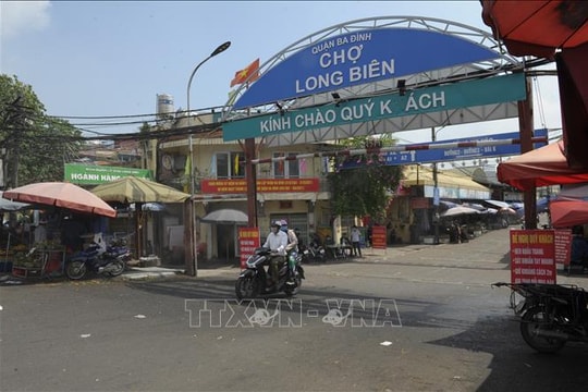 Bắt khẩn cấp 7 đối tượng có hành vi bảo kê, cưỡng đoạt tài sản tại chợ Long Biên