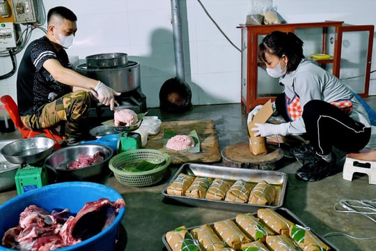 Nghề làm giò chả Thái Thịnh hối hả vào Tết