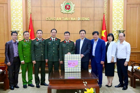 Đồng chí Chủ tịch UBND tỉnh Triệu Thế Hùng động viên một số đơn vị phục vụ Tết