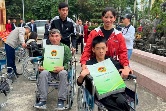 Hội Nông dân tỉnh Hải Dương phối hợp trao 50 xe lăn cho hội viên khuyết tật