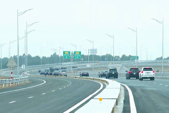 Hơn 2.300 xe ra vào cao tốc Hà Nội - Hải Phòng tại nút giao huyện Bình Giang ngày đầu tiên thông suốt, an toàn
