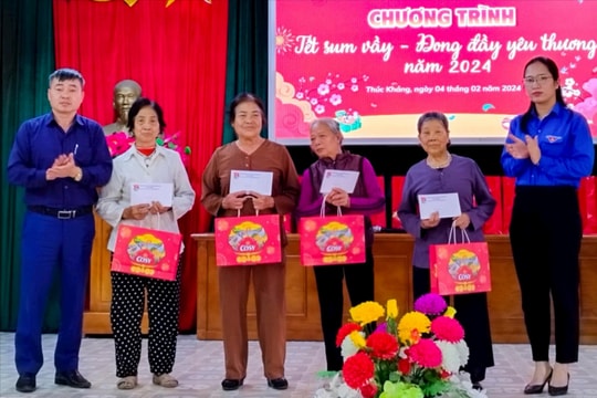Tuổi trẻ Bình Giang trao quà cho gia đình chính sách, học sinh khó khăn