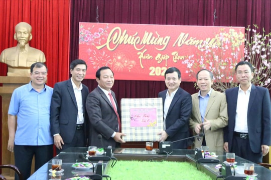Đồng chí Phó Bí thư Thường trực Tỉnh ủy Hải Dương Lê Văn Hiệu động viên một số đơn vị trực Tết