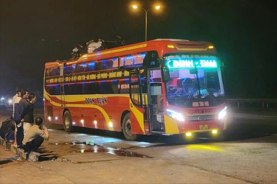 Cảnh sát giao thông Hải Dương xử lý xe khách liên tỉnh chở vượt gấp đôi số người quy định