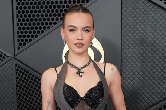 6 bộ váy "made in Vietnam" xuất hiện tại Grammy