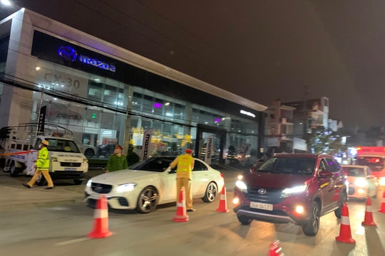 Cảnh sát giao thông Hải Dương xử phạt 26 trường hợp vi phạm nồng độ cồn trong sáng 29 Tết