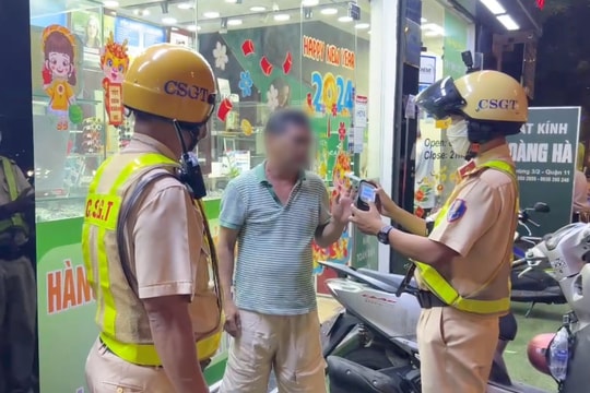Uống 5 lon bia mừng thưởng Tết, lái xe vi phạm nồng độ cồn bị phạt kịch khung