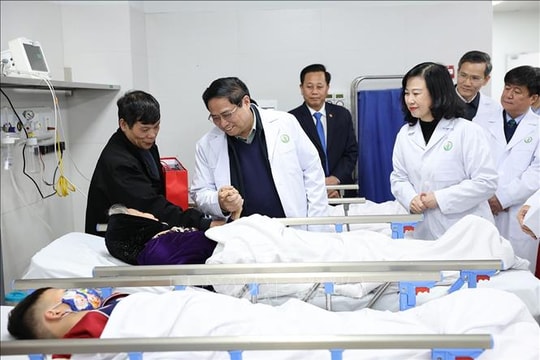 Thủ tướng chúc Tết, động viên cán bộ, bác sĩ và bệnh nhân tại Hà Nội