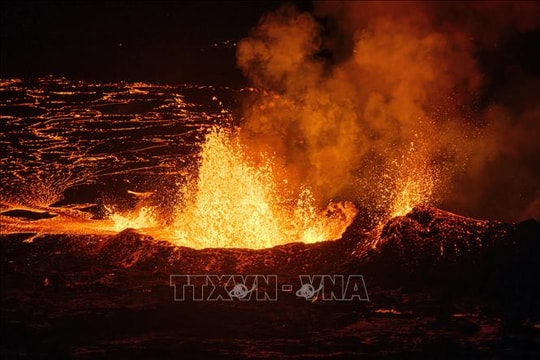 Núi lửa ở Iceland tiếp tục phun trào trên bán đảo Reykjanes
