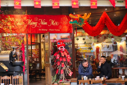 Quán cà phê rực sắc đỏ ngày Tết