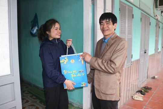 Tết của những công nhân không về quê